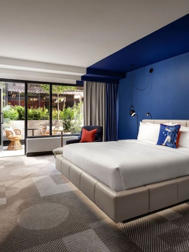 🌟 Toronto's Trendy Sleep Spots: W Hotel's Chic Retreat 🌟