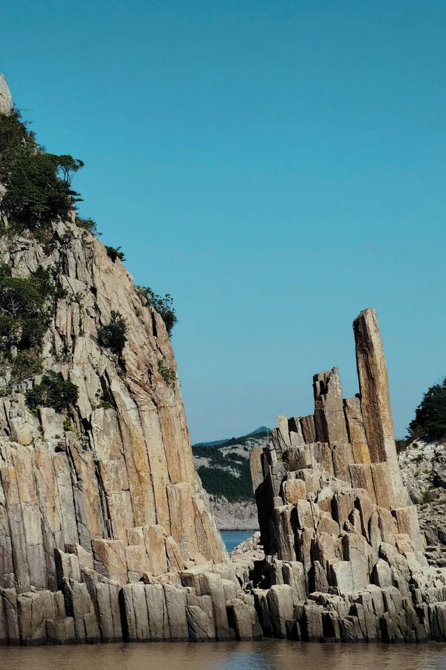 之前見到過韓國濟州島的柱狀節理帶，沒有中國象山的壯觀！
