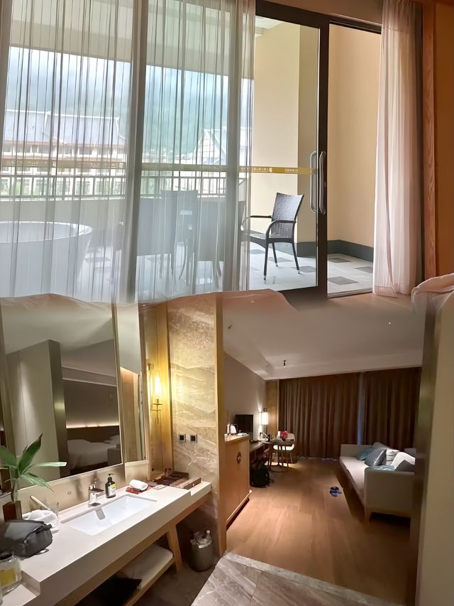 在雲南大圍山錦江度假酒店，邂逅一場夢幻之旅 踏入酒店,彷彿置身於人間仙境,周圍環繞著青山綠水。