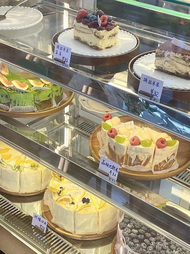 杭州|在喜愛的咖啡店待了一個下午 店內每一處隨手拍都很上鏡！! 匯聚了鮮花、蛋糕、麵包、咖啡和甜品。