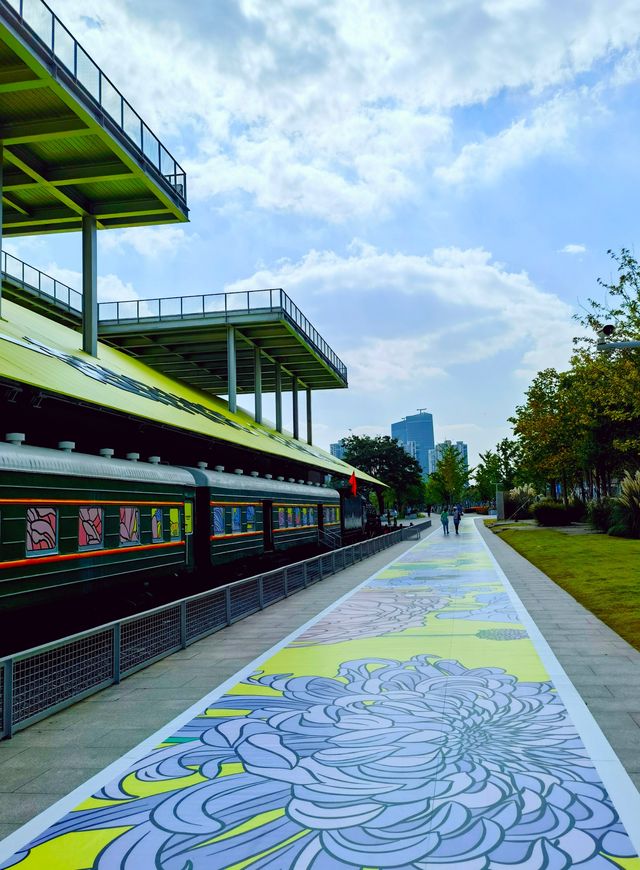 昔日的綠皮火車今日的亮麗風景。