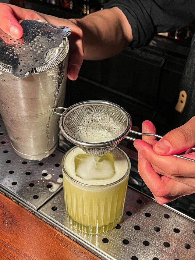 Director Bar by KW。