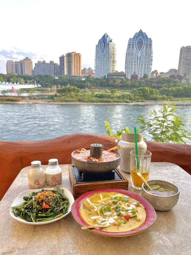 西雙版納花小裝大杯的江景餐廳