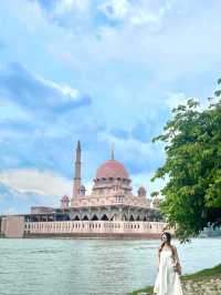 Putrajaya Pink Mosque, a must-visit spot en route to KLIA 💓