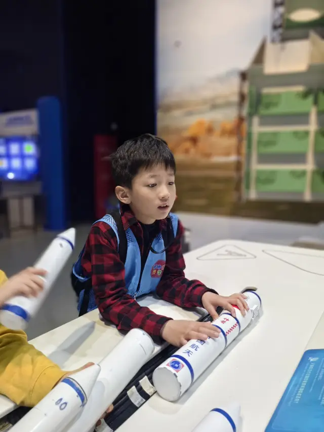 相聚中國科技館，探索科技發展！！！
小小科學家探險日，玩轉科技，快樂成長！🔍