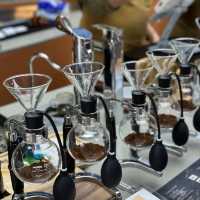 曼谷咖啡控必衝！鋼鐵洞穴風Nana Coffee太型啦！☕️