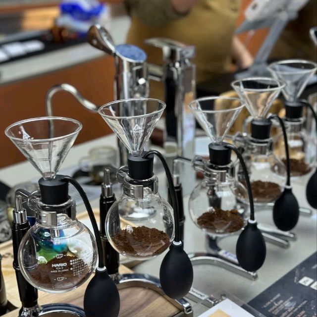 曼谷咖啡控必衝！鋼鐵洞穴風Nana Coffee太型啦！☕️