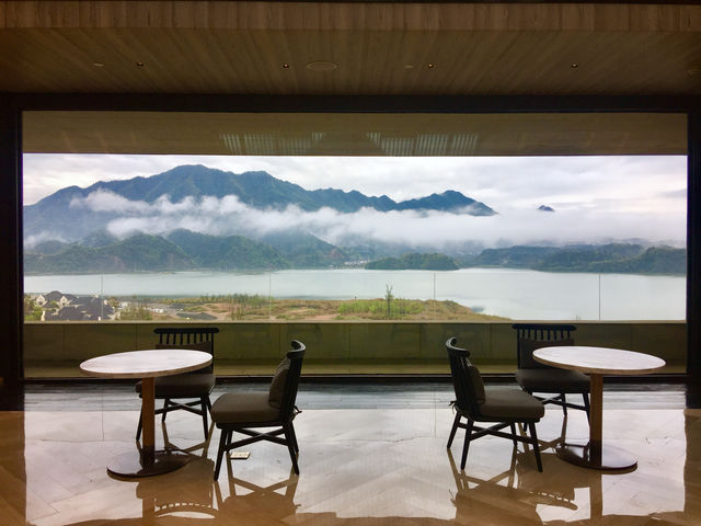 集山、湖、優秀人文建築於一體嘅高級酒店！