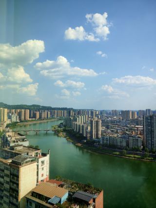 Staying in Bazhong | Riverside Living, Peace Amidst the Bustle—Tianyue Minshan Hotel
