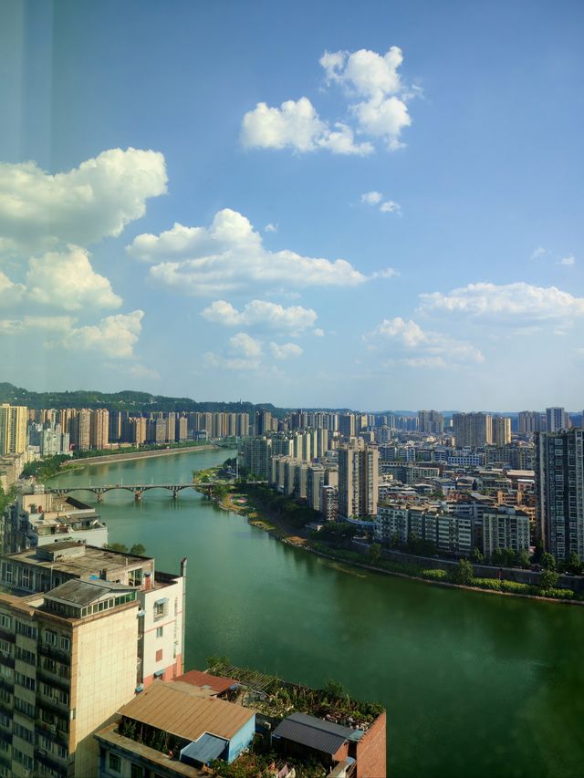 住喺巴中|沿河而居，鬧中取靜—天樾岷山飯店