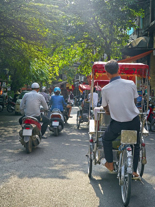 被電單車嚇親！河內交通仲可以咁玩