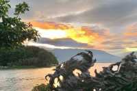 當洱海將夕陽泡成橘色酒