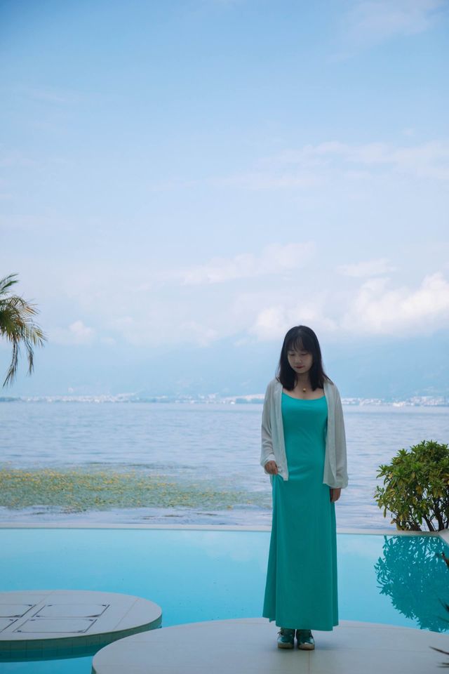 枕浪而眠，喺洱海盡頭做一場純白色嘅夢
