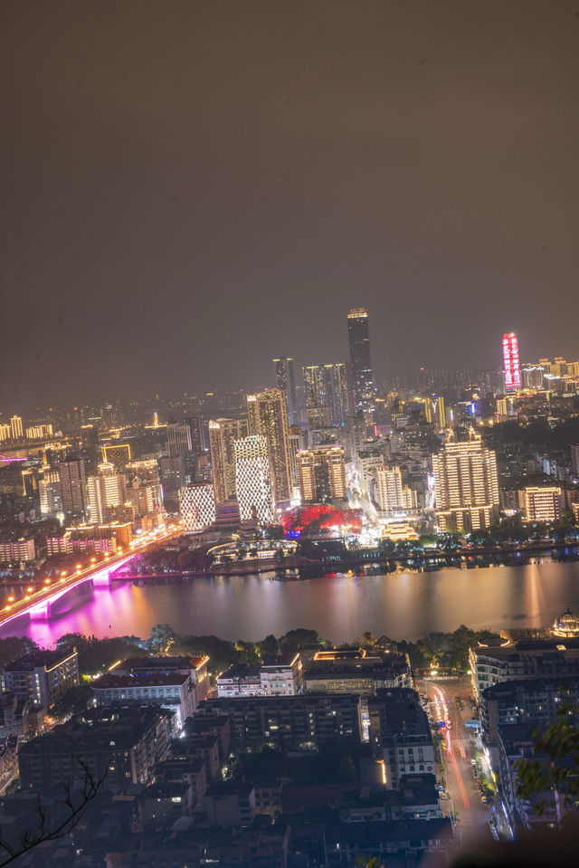 來感受柳州夜景的燈光璀璨，在馬鞍山公園山頂上。