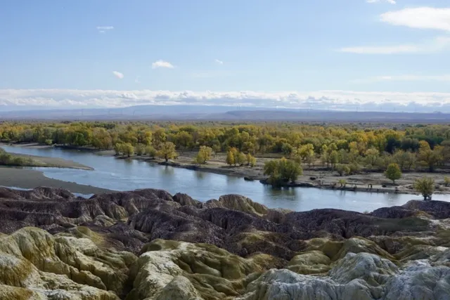 阿勒泰美翻的五彩灘