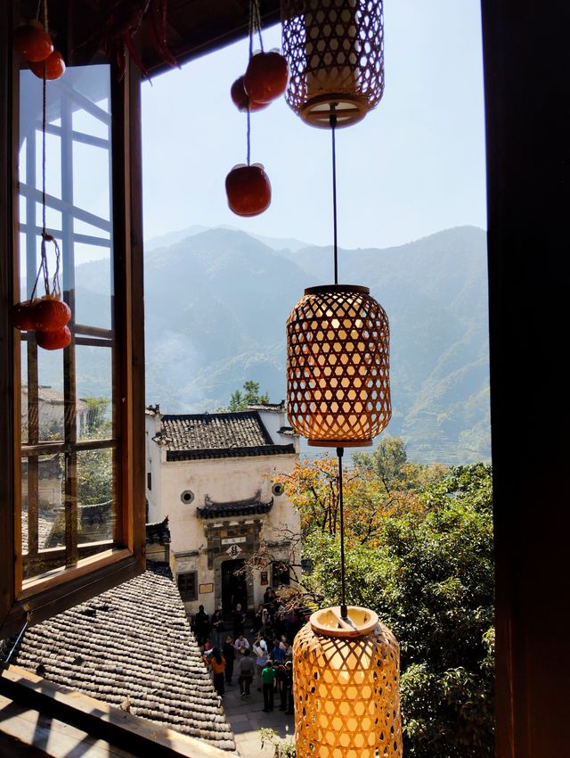 婺源篁嶺：曬出來的千年詩意 當金秋的陽光灑在篁嶺的黛瓦上，一幅流動的千年畫卷就此展開。婺源這座「中