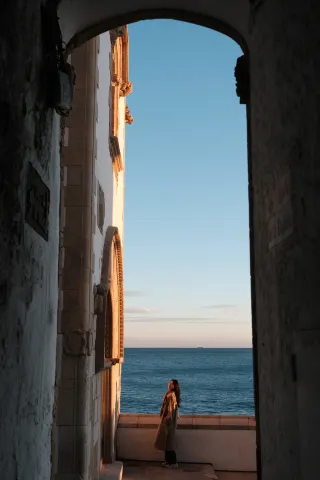 「ブルーアワー」 天気が良い時に海辺を散歩する