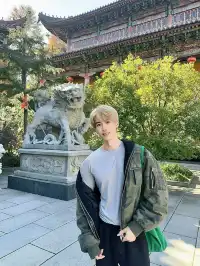 以深悲宏願照亮黑暗，以智慧恆心守護眾生