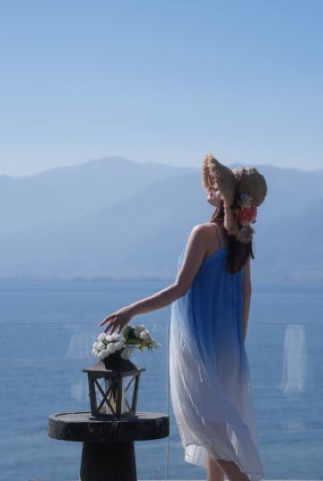 In Shuanglang, live amidst the folds of water, and collect the romantic tales of Dali.