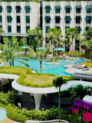 Sentosa in Singapore: The ultimate family-friendly hotel with four legendary pools!