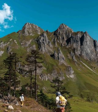 Yunnan Peacock Mountain Flower Sea · Lakes Highland Family Hiking Secret Spot