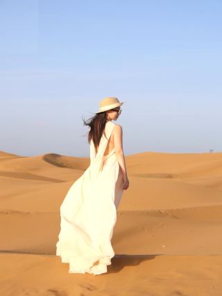 The sand is free, and so am I in the desert