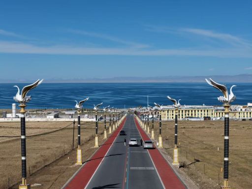Qinghai Lake: A Vast Expanse of Deep Blue