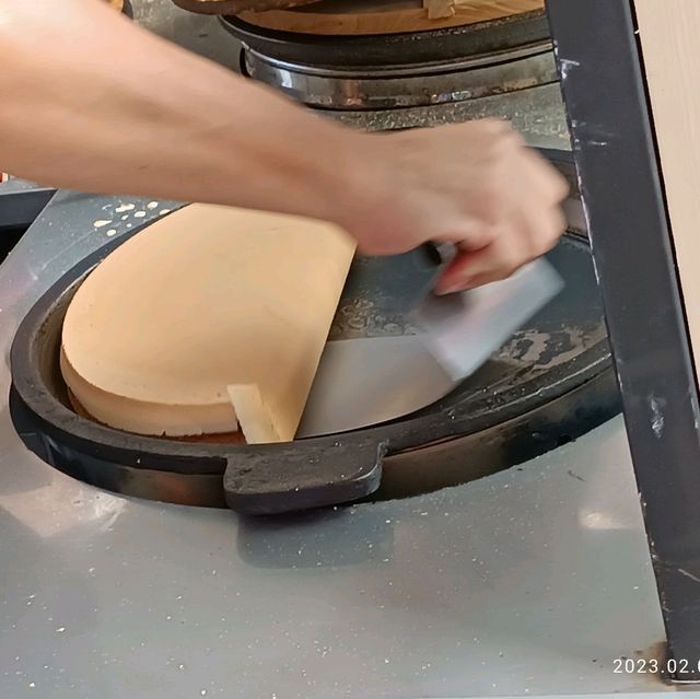 很有古早味的氣息，到處都是古蹟級的建築，迪化街的商業氣氛，還有街道邊不起眼的小吃攤
