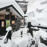 หมู่บ้านน้ำพุร้อนโบราณสุดคลาสสิกของญี่ปุ่น ❄️🇯🇵