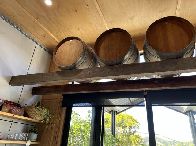 墨爾本酒莊野餐啦Waratah Hills Vineyard～😍不一樣的體驗😙酒莊，logo設計靈感來自於原住民