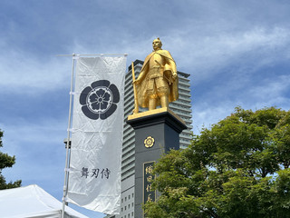 In front of JR Gifu Station. When you go down the "Nobunaga Dream Stairs", you will find "Nobunaga Dream Square" and at the back, the "Golden Nobunaga Statue".
