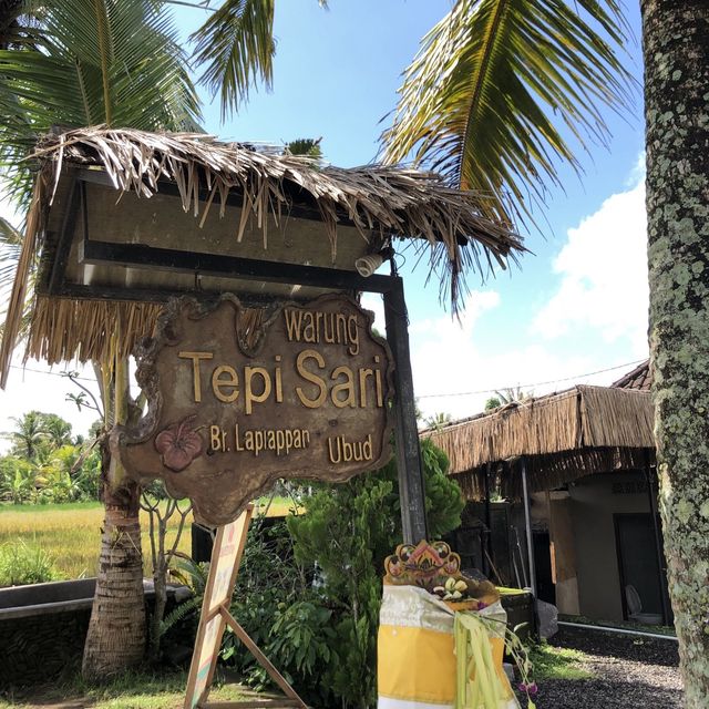 在烏布，吹著微風，看稻田雲影的景觀餐廳Warung Tepi Sari