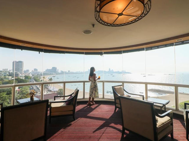 Dusit Thani Pattaya ที่พักสวยริมหาเพัทยา