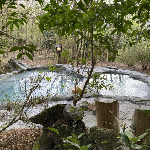 鹿児島県・旅行人山荘の貸切風呂「赤松の湯」は大自然の中にある