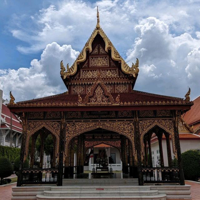 バンコク国立博物館は、タイの国史を知る事の出来るタイ最大の博物館で、水曜と木曜は無料で日本人ガイドが案内してくれる。