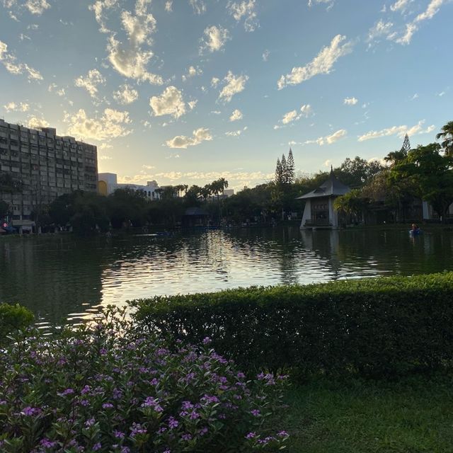 「遊覽台中之旅 - 台中公園、東海大學與美味鮭魚拉麵」