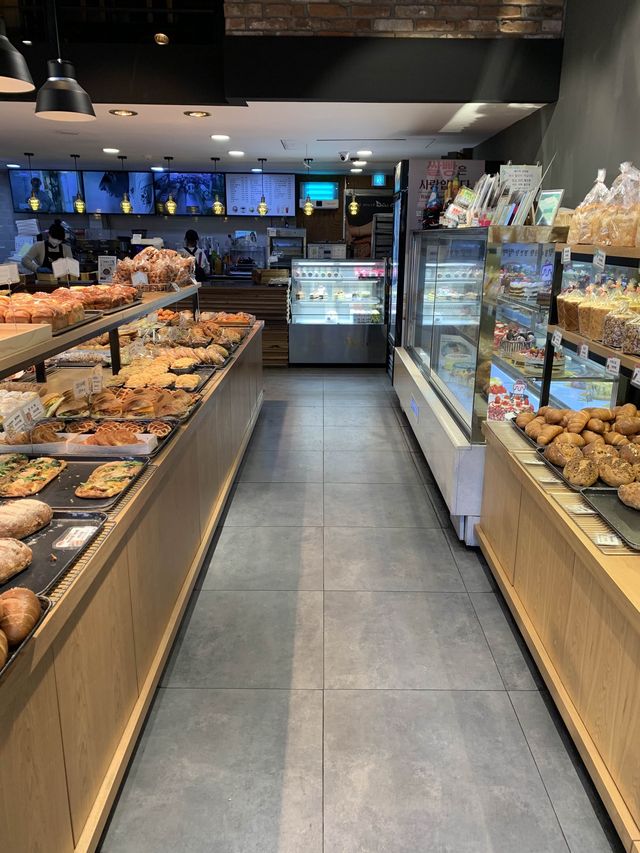 인천 모래내시장 앞 사람들의 발길이 끊이지 않는 베이커리 카페🥖☕️ [인천_케이크하우스델리]