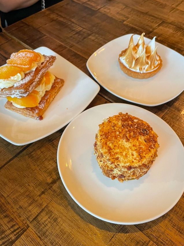 It's café o'clock 🕰️🍵🥐☕️