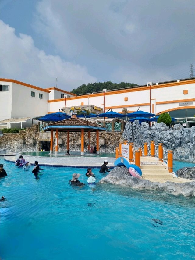 엄청난 규모의 실내외 바데풀👍