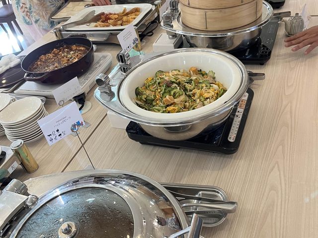 バラエティ豊富な沖縄料理をサンセットとともに。
