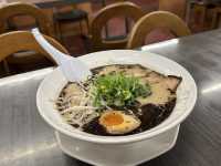 福岡・箱崎。『博多麺王』で食べる焙煎にんにくと葱油を使った『黒ラーメン』