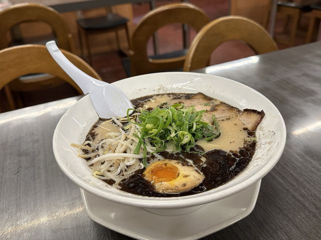 福岡・箱崎。『博多麺王』で食べる焙煎にんにくと葱油を使った『黒ラーメン』