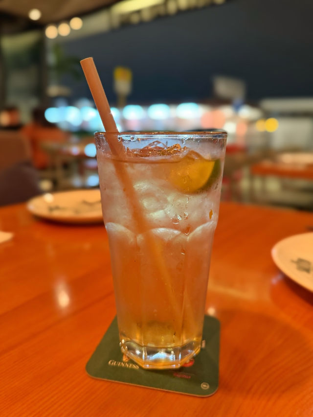 西灣河環境夠晒chill嘅海邊豬門店🐷