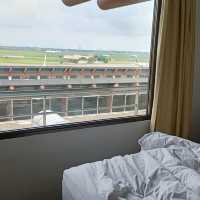 Watch planes up and down in the hotel room 