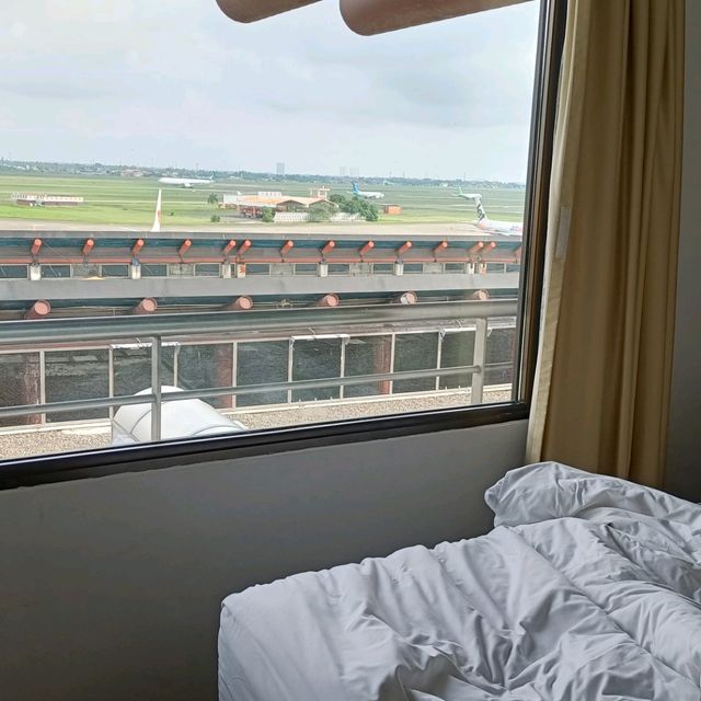 Watch planes up and down in the hotel room 