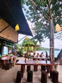 นั่งชิลฟังเสียงคลื่นที่ Hippies Bar & Restaurant