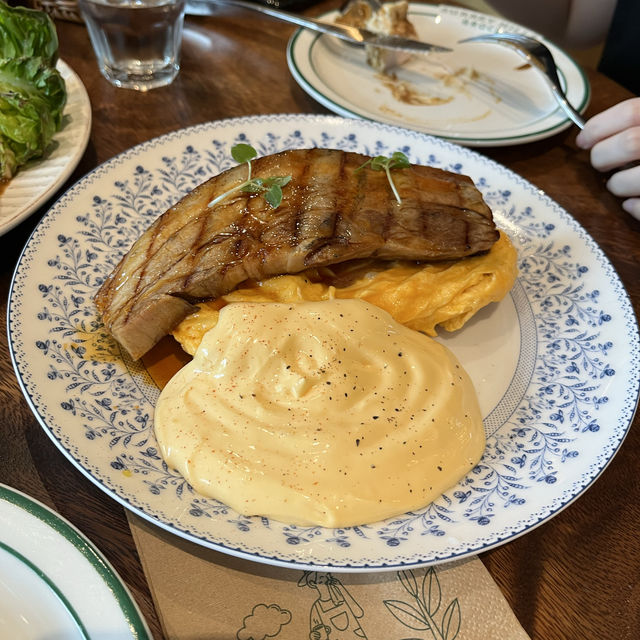Perfect brunch date with furry friends 