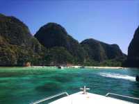 เกาะพีพี น้ำทะเลสวยมาก แลนด์มาร์คของไทย 
