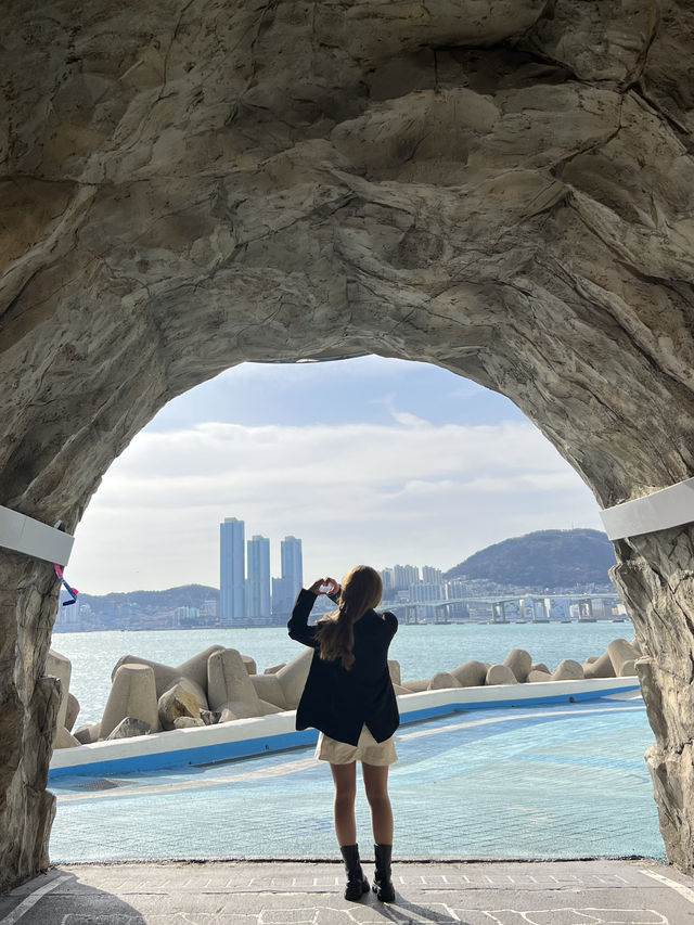 부산 여행 이색 동굴 포토존 ‘흰여울문화마을 해안 동굴 터널’
