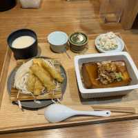 ご飯の上に豆腐が丸ごと一丁のった夏限定とうめし